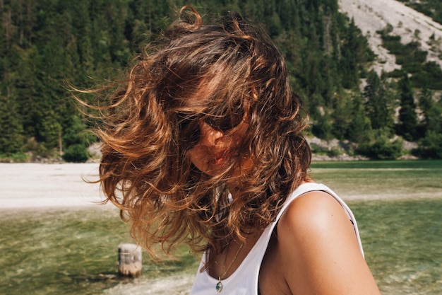 Vista posteriore di una donna con una foglia di palma