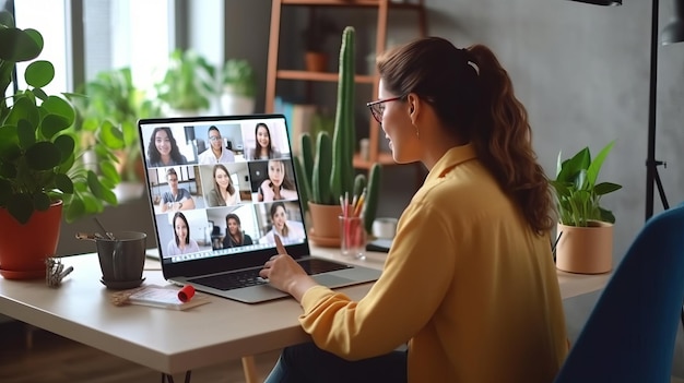 Vista posteriore di una donna d'affari che parla con i suoi colleghi di un piano in videoconferenza