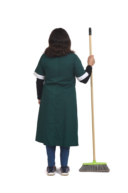 Vista posteriore di una donna delle pulizie con una scopa su sfondo bianco