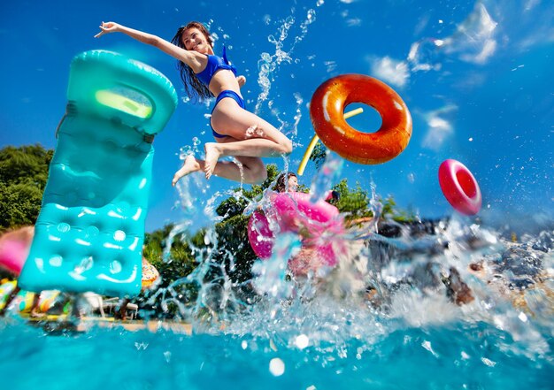 Vista posteriore di una donna in kayak in piscina