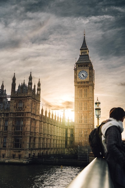 Vista posteriore di una donna in piedi nel Big Ben della città