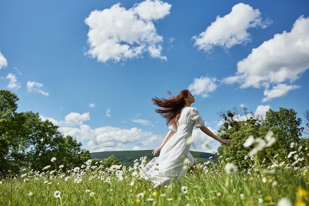 Vista posteriore di una donna in piedi sul campo contro il cielo