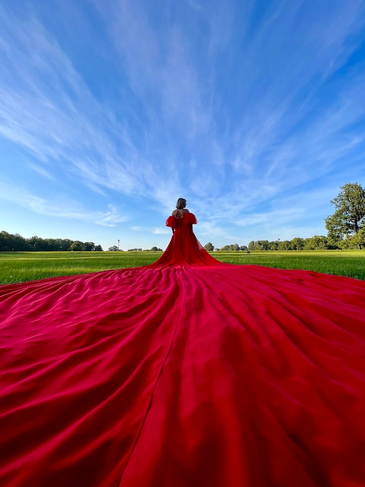 Foto vista posteriore di una donna in piedi sul campo contro il cielo