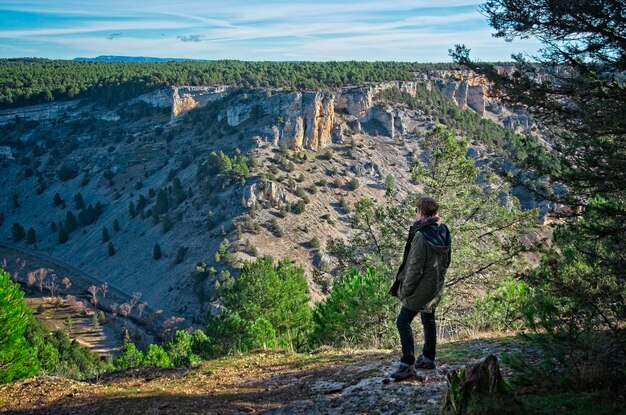 Vista posteriore di una donna in piedi sulla montagna al parco naturale di canon del rio lobos