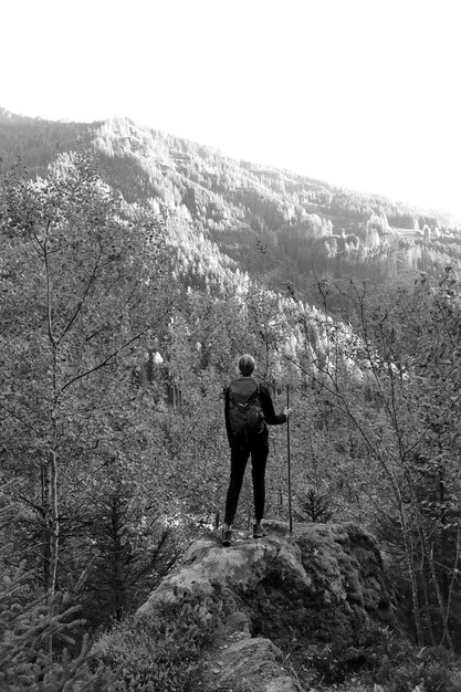 Vista posteriore di una donna in piedi sulla montagna contro il cielo