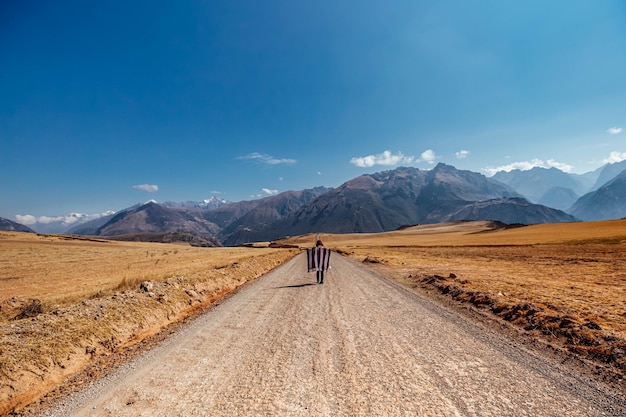 Vista posteriore di una donna in piedi sulla strada contro il cielo