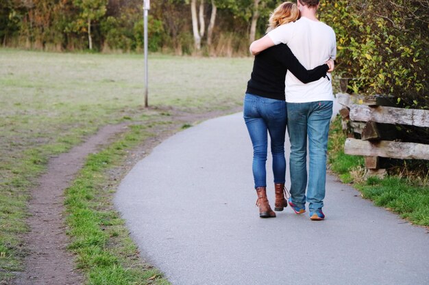 Vista posteriore di una donna in piedi sulla strada