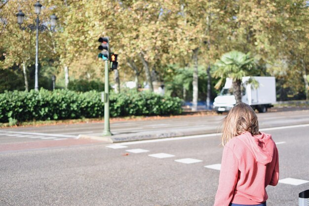 Vista posteriore di una donna in piedi sulla strada