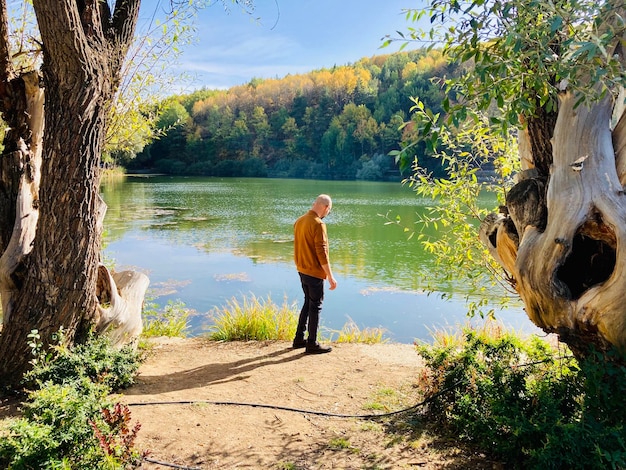 Vista posteriore di una donna in piedi vicino al lago