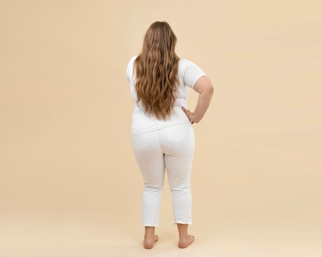 Vista posteriore di una donna oversize sicura di sé