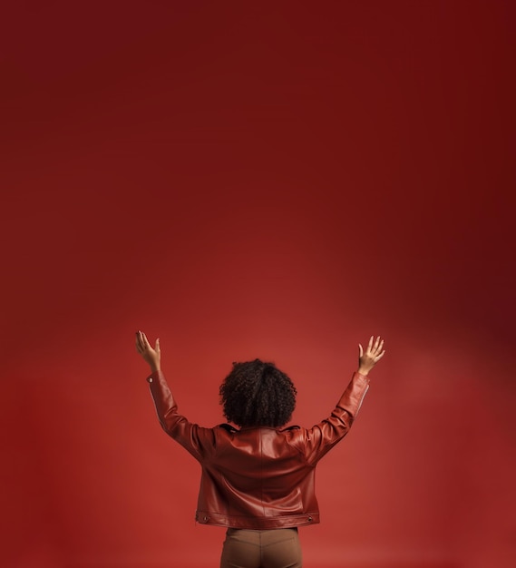 Vista posteriore di una donna su uno sfondo rosso