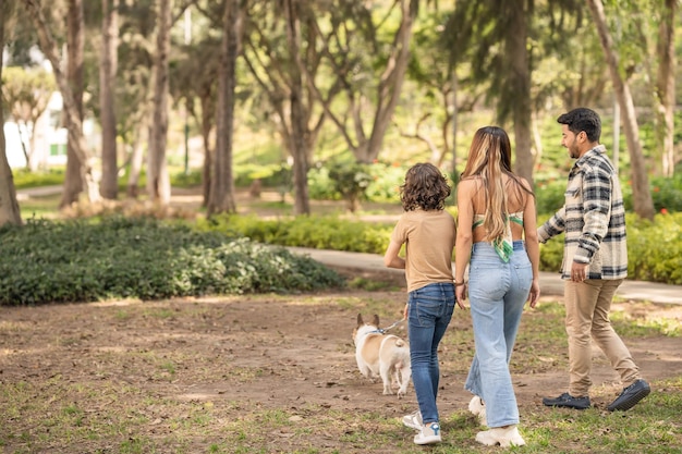 Vista posteriore di una famiglia che porta a spasso il cane