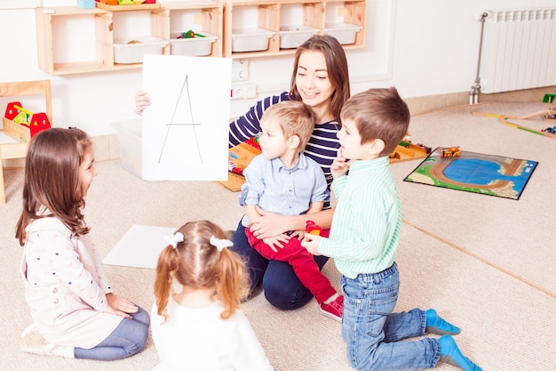 Vista posteriore di una madre con i figli