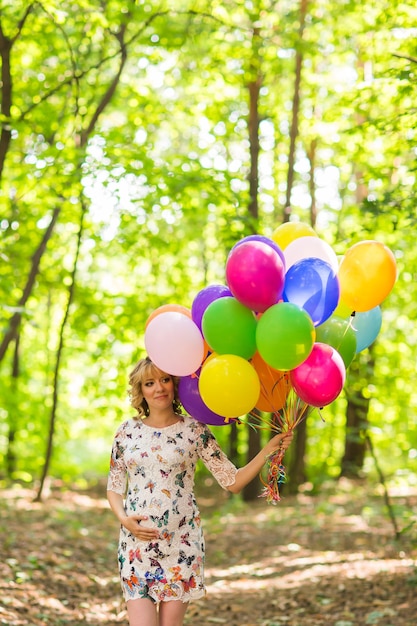 Vista posteriore di una ragazza che tiene i palloncini