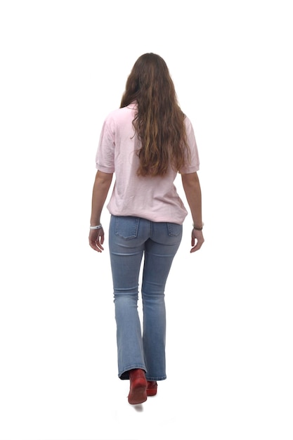 vista posteriore di una ragazzina che cammina su uno sfondo bianco