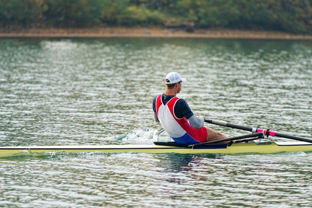 Vista posteriore di uno sportman in azione