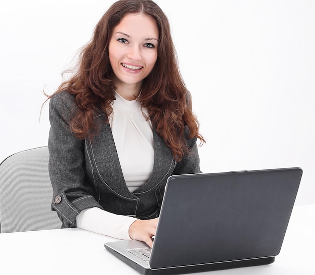 Vista posteriore donna d'affari sorridente che digita sul laptop e guarda