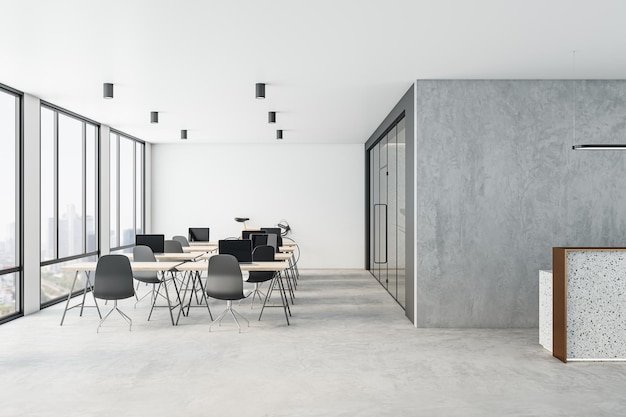Vista posteriore su eleganti tavoli da lavoro in ufficio open space con vista sulla città da grandi finestre sullo sfondo della parete chiara e rendering 3D del pavimento in cemento