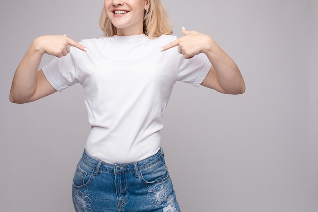 Vista potata della condizione castana in camicia e jeans bianchi