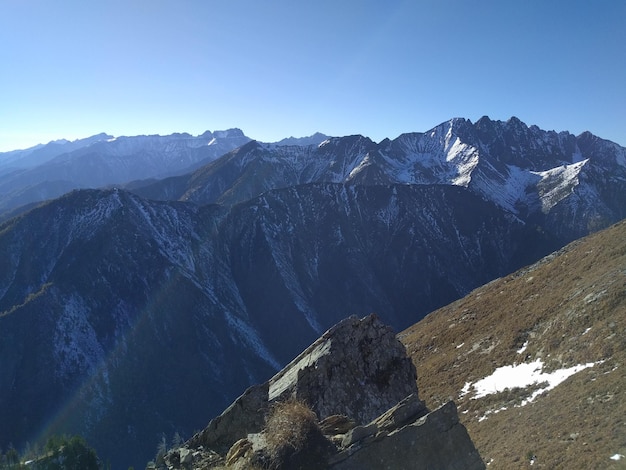 Vista pov Foto dal telefono durante l'escursione Viaggi di famiglia Ambiente di persone da montagne fiumi Viaggi di sport in famiglia