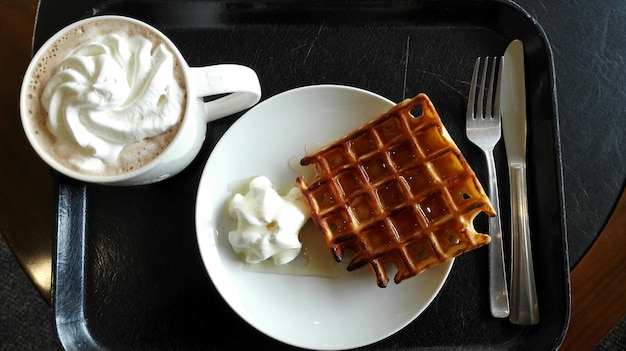 Vista ravvicinata ad alto angolo della waffle nel piatto