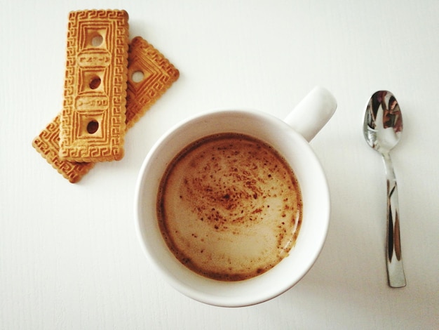 Vista ravvicinata ad alto angolo di caffè e biscotti