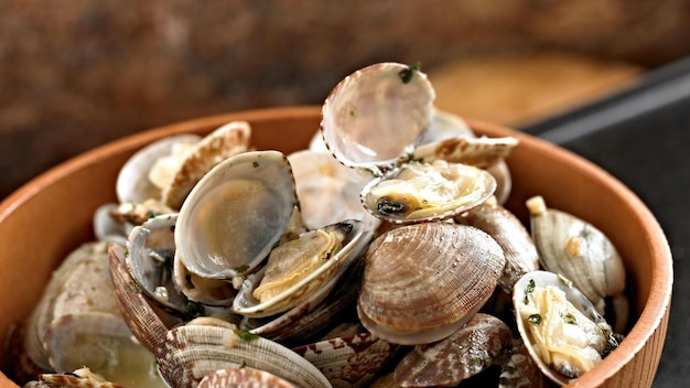 Vista ravvicinata dall'alto dell'oceano crudo di vongole fresche pronte per essere gustate in 4K