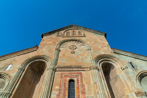 Vista ravvicinata del bassorilievo sulla facciata esterna dell'antico monastero di Svetitskhoveli Mtkkheta Georgia