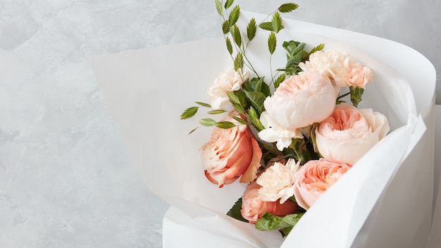 Vista ravvicinata del bouquet di fiori bianchi e rosa per la cerimonia di matrimonio