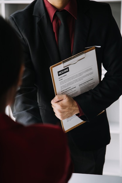 Vista ravvicinata del colloquio di lavoro in ufficio concentrarsi su suggerimenti per la scrittura del curriculum datore di lavoro che esamina un buon cv di reclutatore di candidati qualificati preparati considerando l'applicazione responsabile delle risorse umane che prende la decisione di assunzione