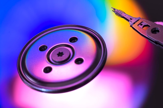 Vista ravvicinata del disco rotante HDD aperto