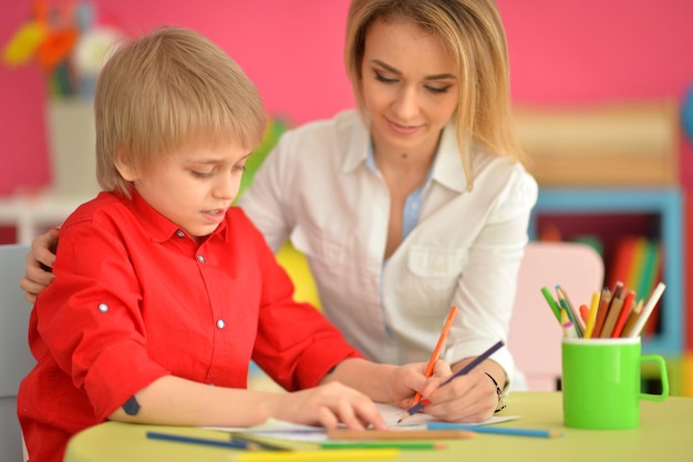 Vista ravvicinata del disegno sorridente di madre e figlio