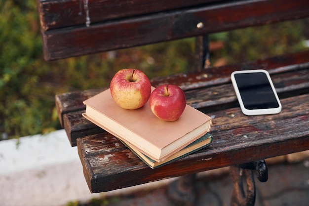Vista ravvicinata del divano e dei libri di mele e smartphone su di esso