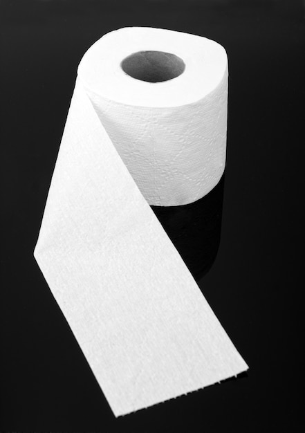 Vista ravvicinata del rotolo di carta igienica bianca