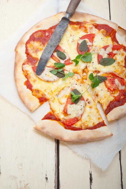 Vista ravvicinata dell'angolo alto della pizza