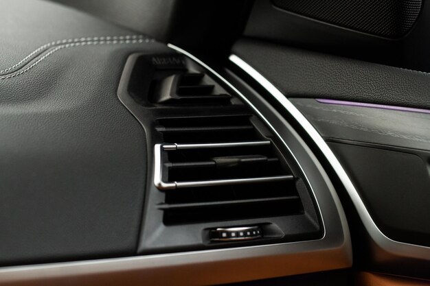 Vista ravvicinata dell'aria condizionata per auto Il flusso del condizionatore d'aria all'interno dell'auto Dettaglio interno dell'auto Condotti dell'aria