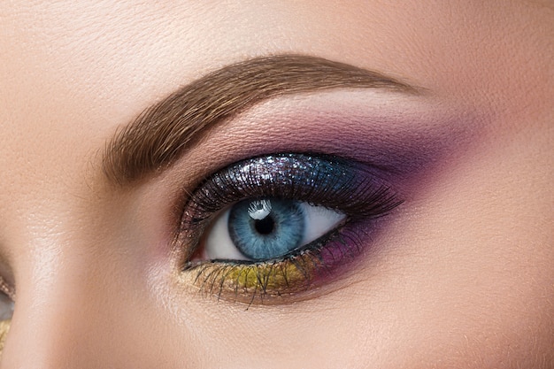 Vista ravvicinata dell'occhio femmina blu con bellissimo trucco creativo moderno