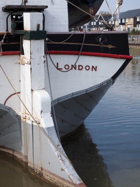 Vista ravvicinata della Cambria restaurato Thames chiatta a vela in Faversham Kent