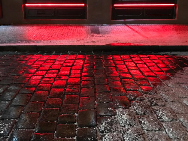 Vista ravvicinata della pietra di pavimentazione rossa