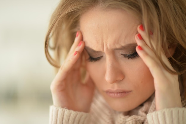 Vista ravvicinata della posa triste della giovane donna