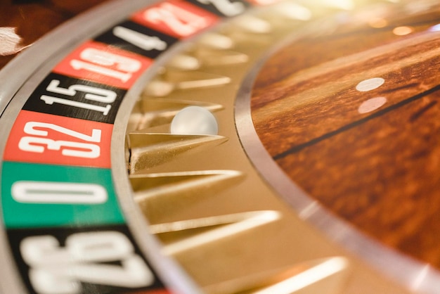 Vista ravvicinata della ruota della roulette con la ruota ballGambling nel casinò