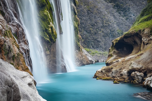 Vista ravvicinata della spettacolare cascata Tamul sul fiume Tampaon, Huasteca Potosina, Messico