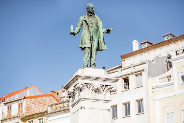 Vista ravvicinata della statua di Joaquim Augusto sulla piazza centrale della città di Coimbra in Portogallo