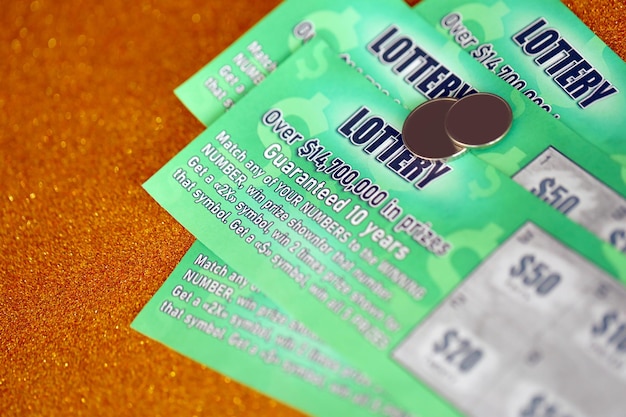 Vista ravvicinata delle carte gratta e vinci della lotteria verde Molti hanno usato falsi biglietti della lotteria istantanea con risultati di gioco Dipendenza dal gioco d'azzardo