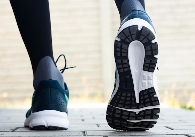 Vista ravvicinata delle scarpe del ragazzo che inizia a fare jogging