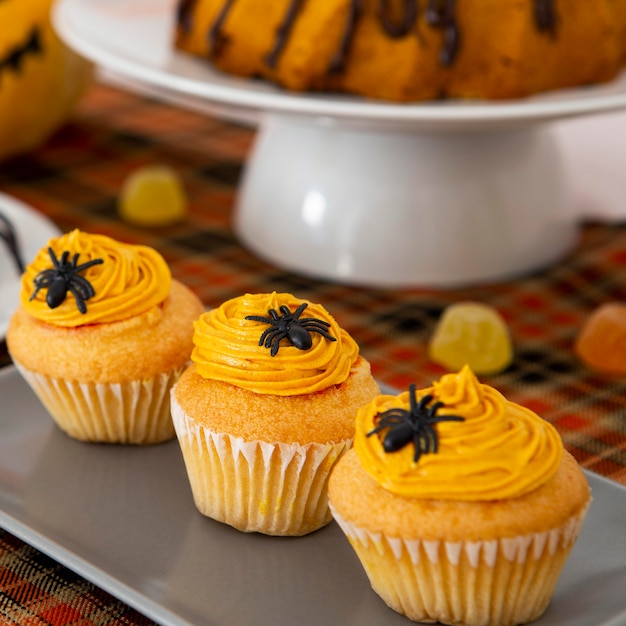 Vista ravvicinata di deliziosi cupcakes di Halloween