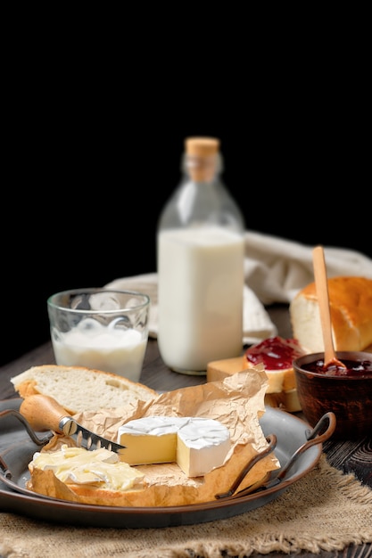 Vista ravvicinata di formaggio fresco e latte