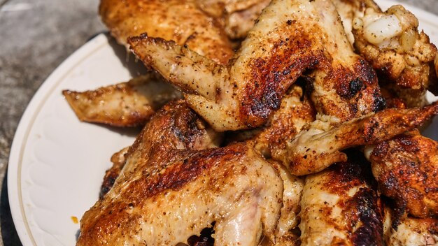 Vista ravvicinata di friggere le ali di pollo.