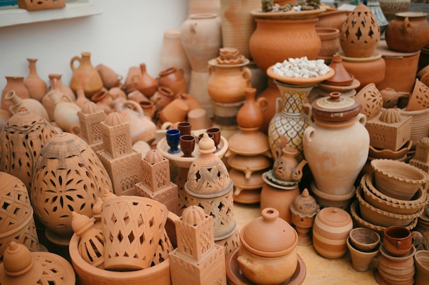 Vista ravvicinata di oggetti in ceramica artigianato classico marocchino a Tetouan Foto di alta qualità