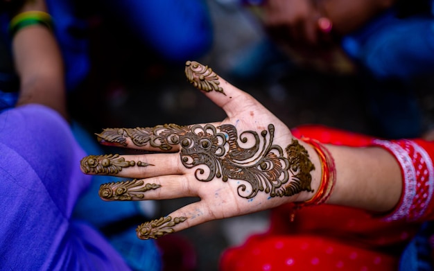 vista ravvicinata di persone che fanno arte all'henné a portata di mano durante il festival di sharwan a Kathmandu, Nepal.